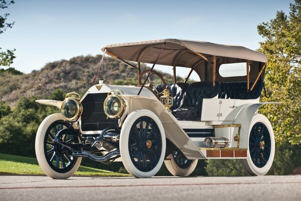 Voiture blanche Vintage se dresse sur la route