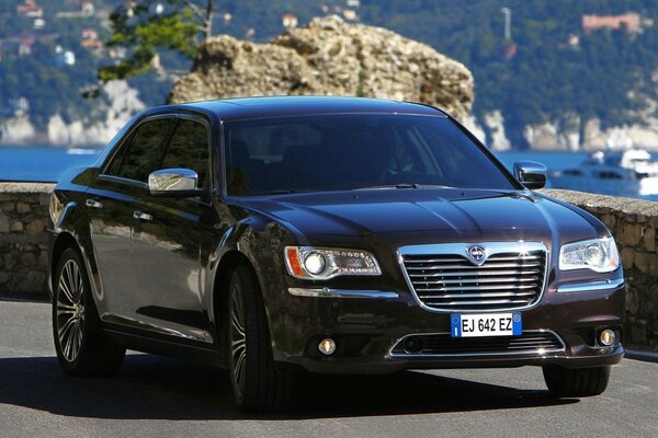 Lancia sedán en el fondo de la costa