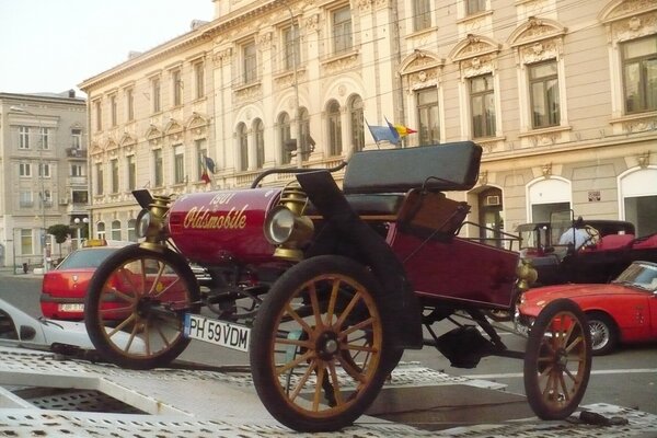 Altes rotes Auto mit hölzernen Rädern