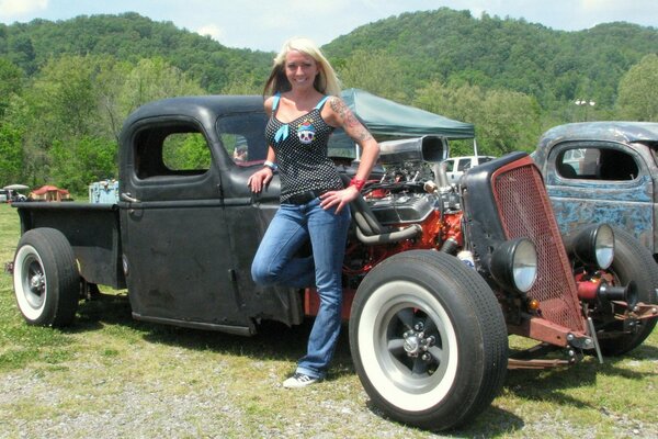 Hot Rod con chica rubia en la naturaleza