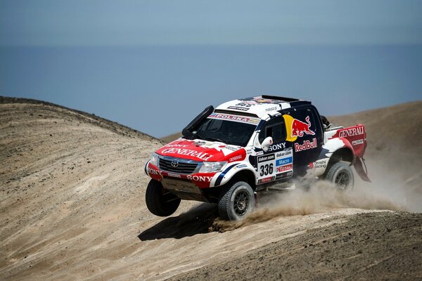 Le SUV tayota traverse les montagnes de sable