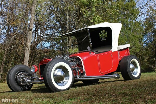 Ein alter Hot Rod von roter Farbe auf grünem Gras