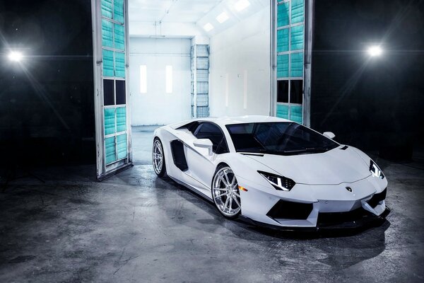 Lamborghini blanco en un interior interesante