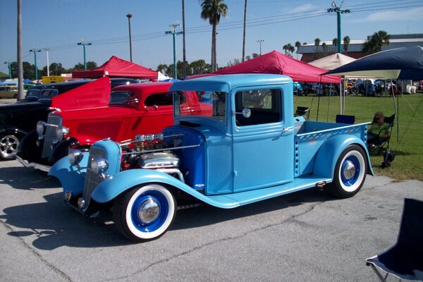Ford classique bleu avec moteur ouvert
