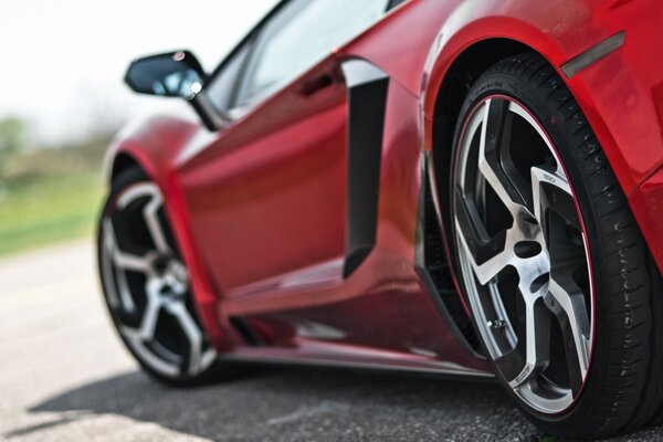 Rouge, lamborghini, aventador sur asphalte