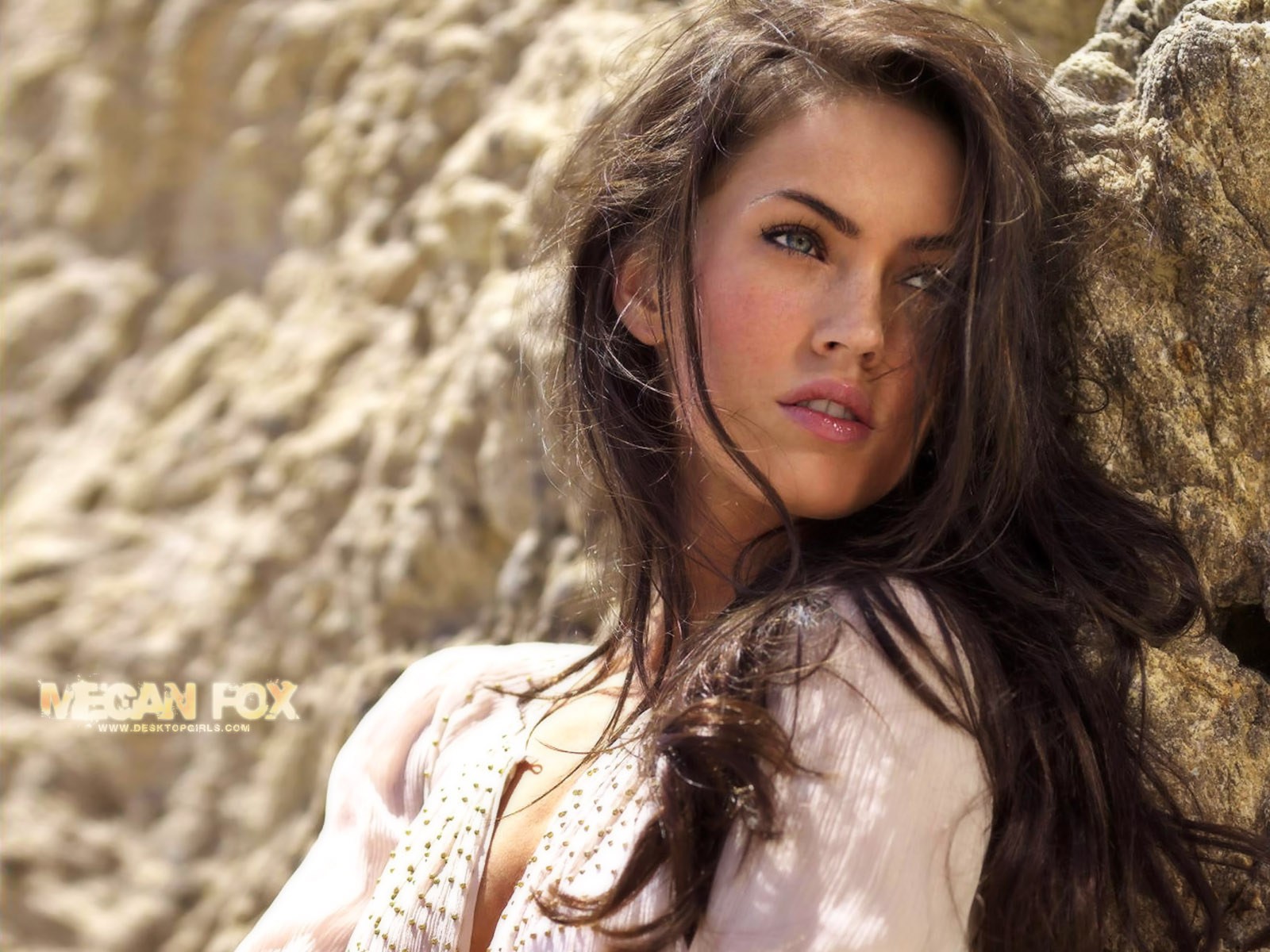 megan fox fille roche rose regard