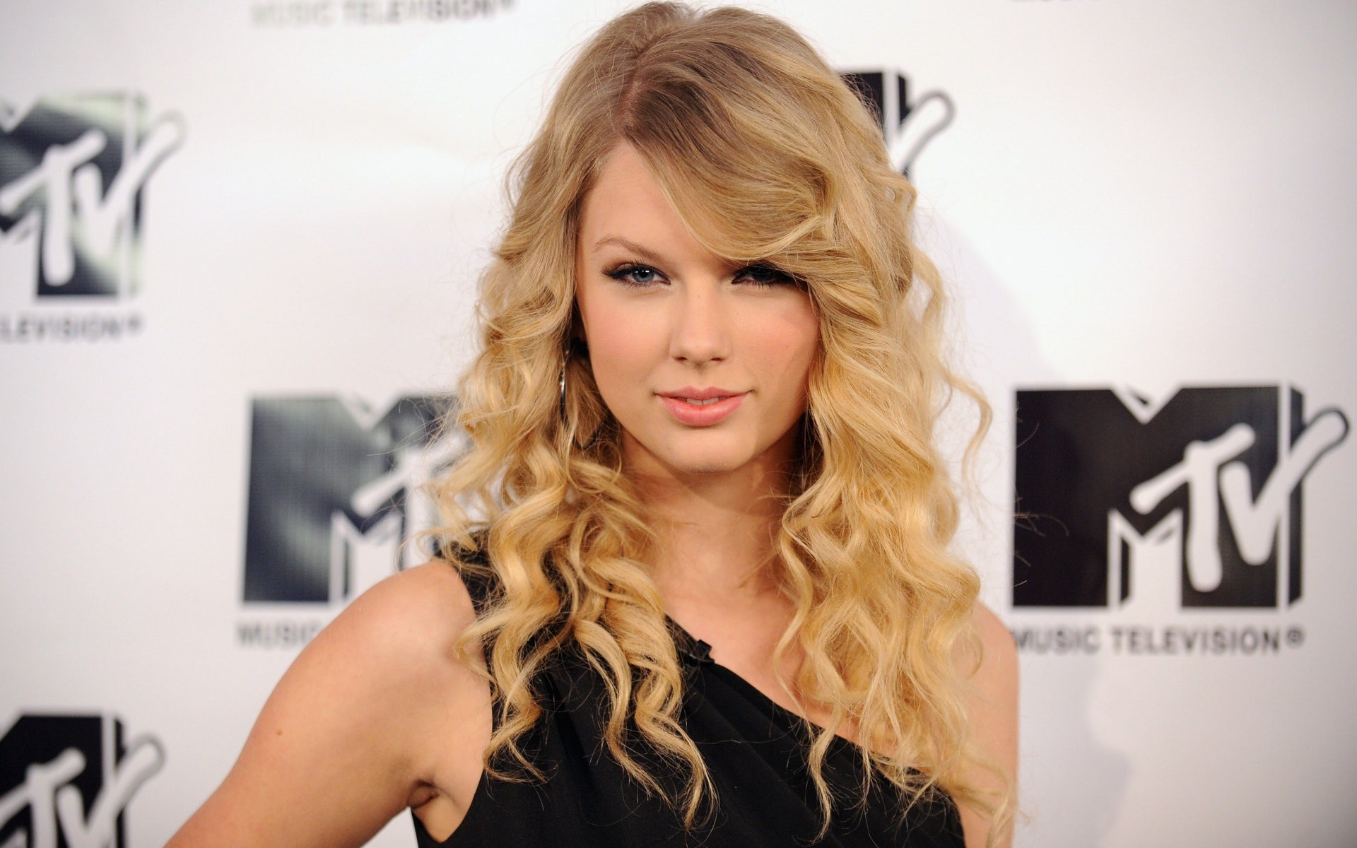 taylor swift blonde look mtv