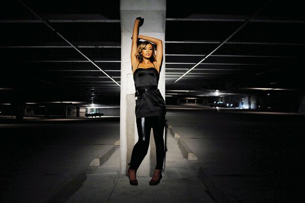 Keri Hilson sur le parking dans le garage