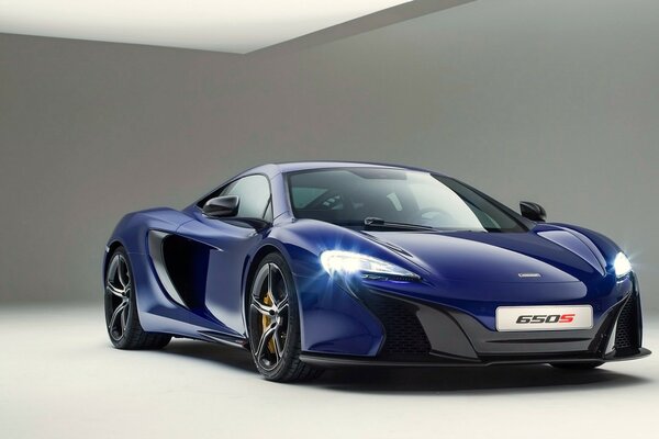 Mclaren di colore blu con bei fari