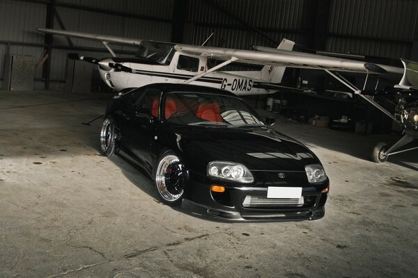 Coche toyota negro en el fondo de un avión