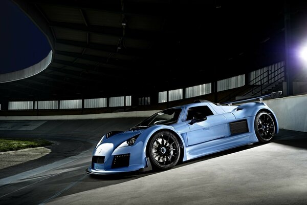 Blaues Apollo-Auto, gumpert seitlich auf der Strecke