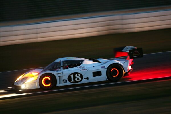 Voiture de sport à grande vitesse en course