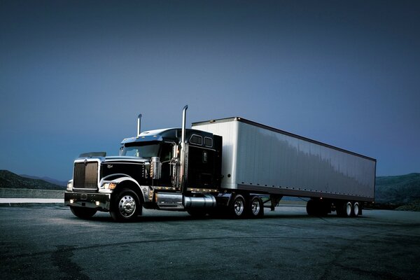 Camion diesel Peterbild sur le parking