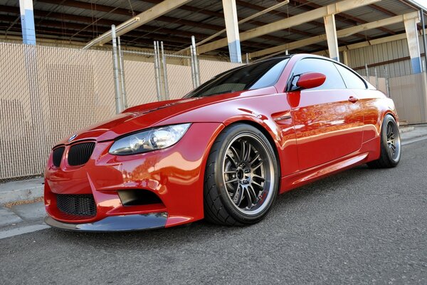 El coche rojo de BMW se para en la carretera