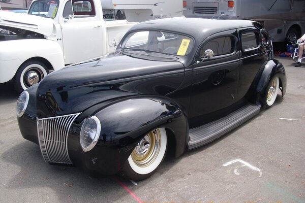 Voiture noire au salon de l automobile