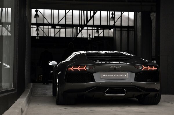 Die Rückseite des schwarzen Lamborghini aventador