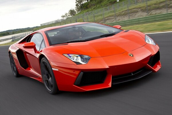 Премиальный красный автомобиль lamborghini aventador