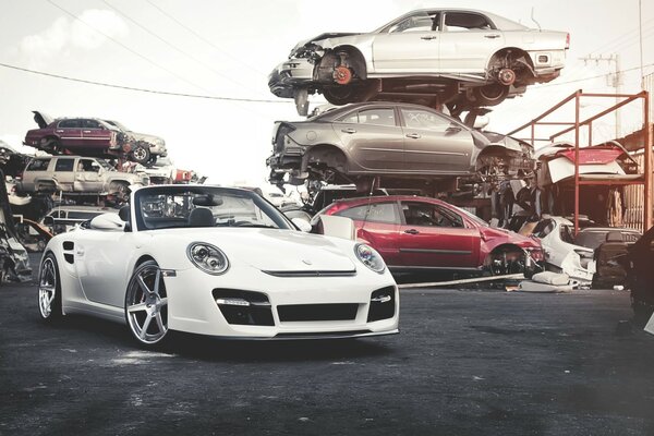 Super auto Porsche su uno sfondo di pile di metallo