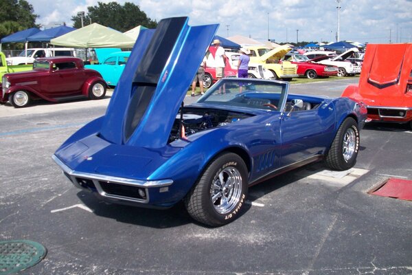 Corvette azul para la exposición con el capó abierto