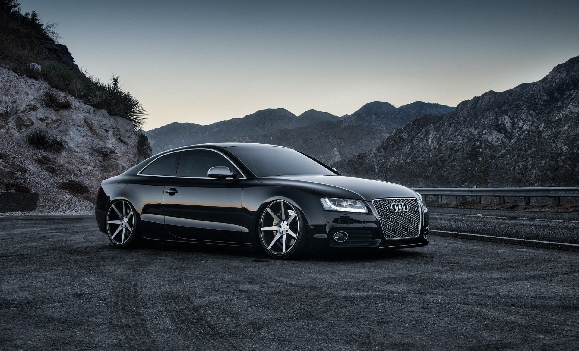 tuning nature supercar jantes voiture de sport fond gris noir nuit route audi montagnes