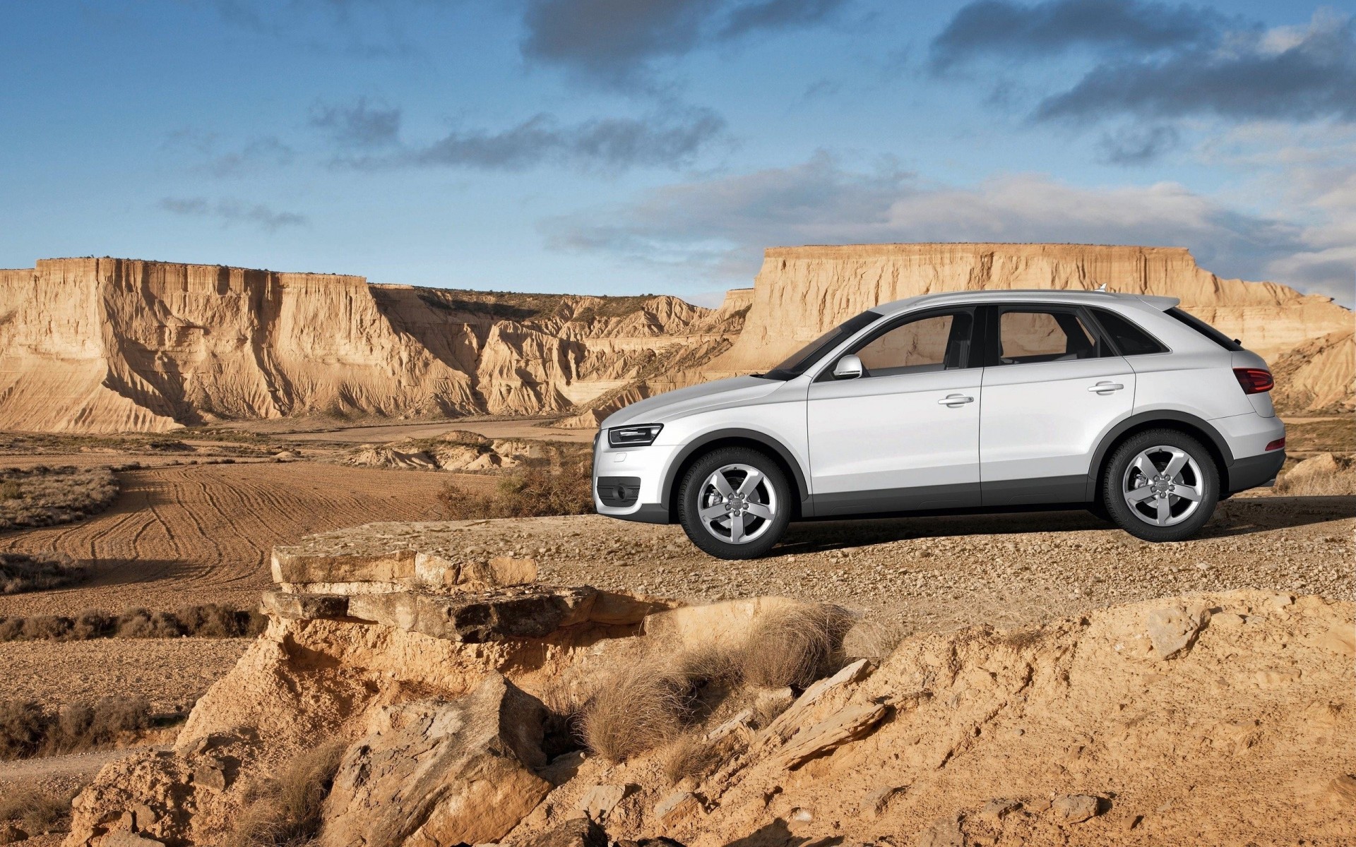 voiture blanc audi hors route désert