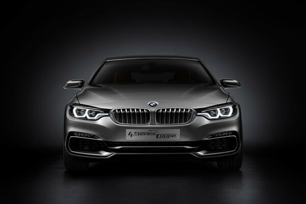Silber BMW auf schwarzem Hintergrund
