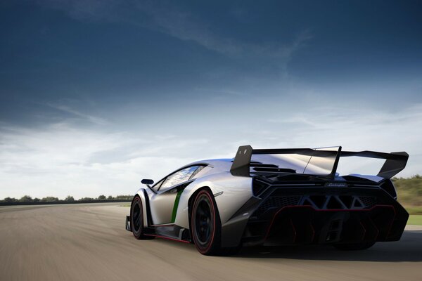 Bella Veneno Lamborghini con Spoiler