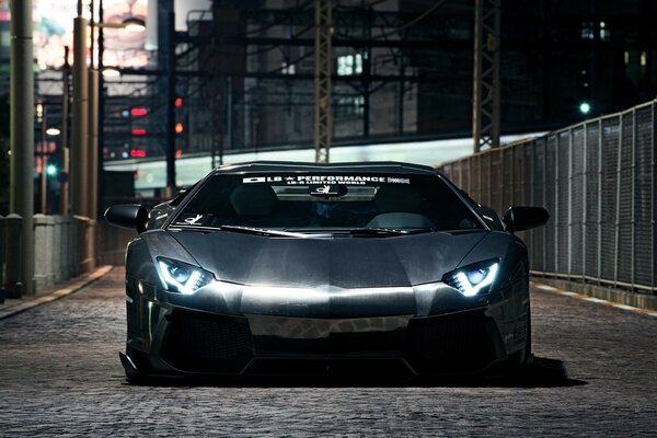 Lamborghini Aventador z włączonymi światłami w nocy