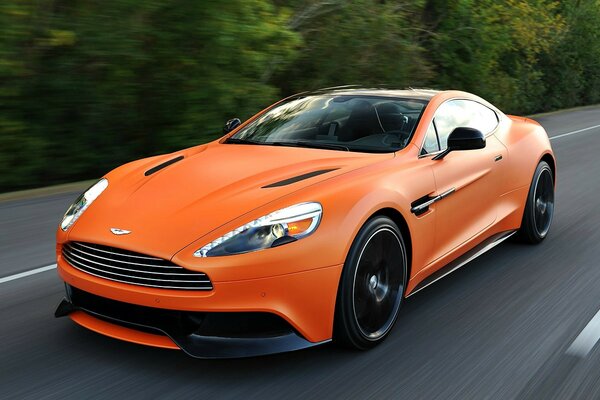 Naranja Aston Martin en la carretera