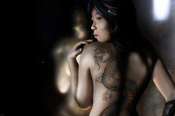 Modello asiatico con il tatuaggio del drago sulla schiena