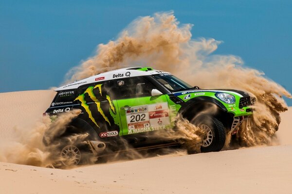 Mini Cooper verde nel deserto