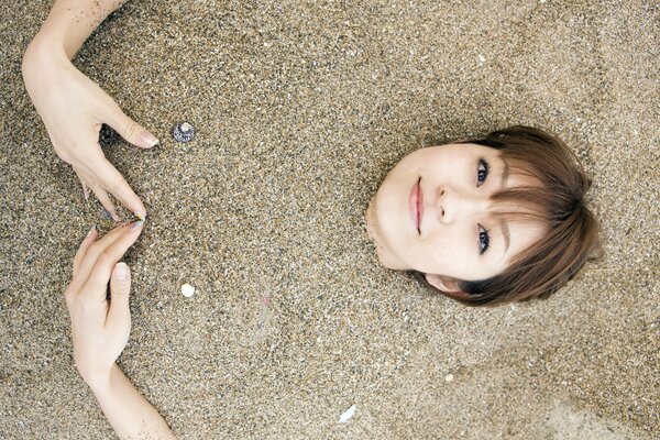 Japanerin orihara mika im Sand am Strand