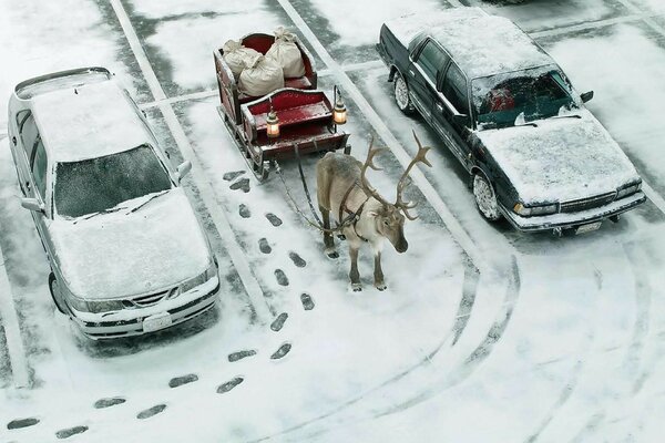 Santa hat einen Schlitten zwischen Autos geparkt