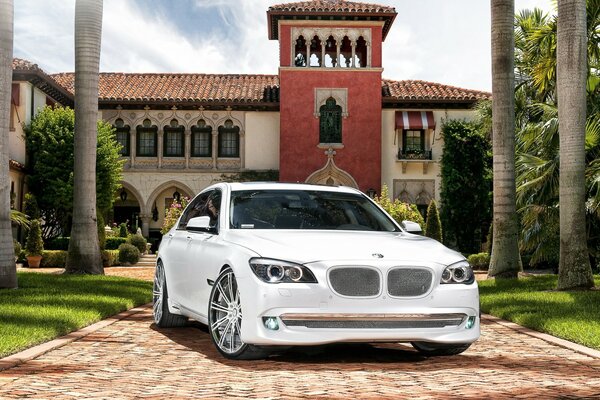 BMW deportivo blanco en el patio de una hermosa casa