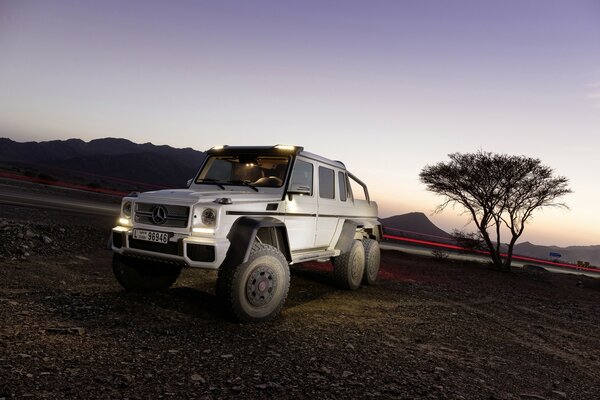 Voiture blanche mercedes benz