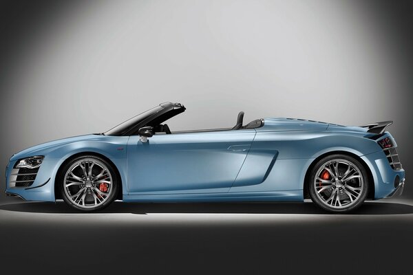 Cabriolet Audi bleu sur fond gris