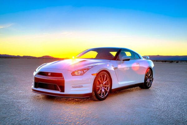 Weißer Nissan gt-r im Hintergrund des Sonnenuntergangs