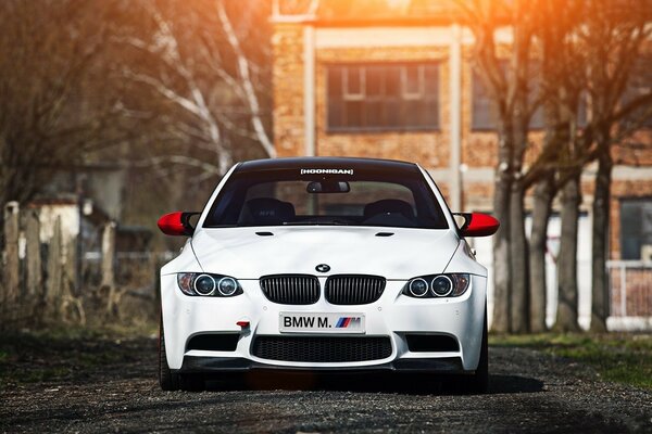 Biały samochód BMW na tle natury