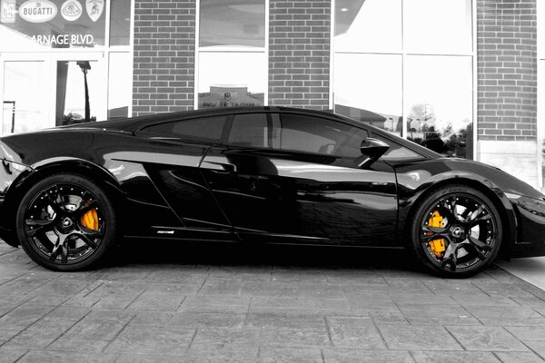 Czarny sportowy samochód wyścigowy lamborghini