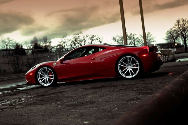 Coche de carreras rojo ferrari 458