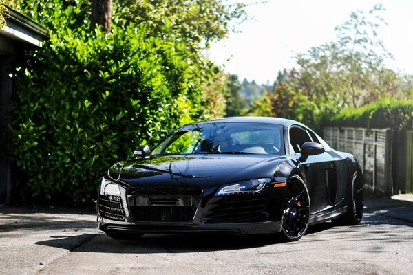 Coche de carreras negro audi r8