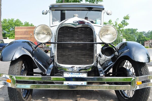 Klassischer Ford vor dem Hintergrund der Natur