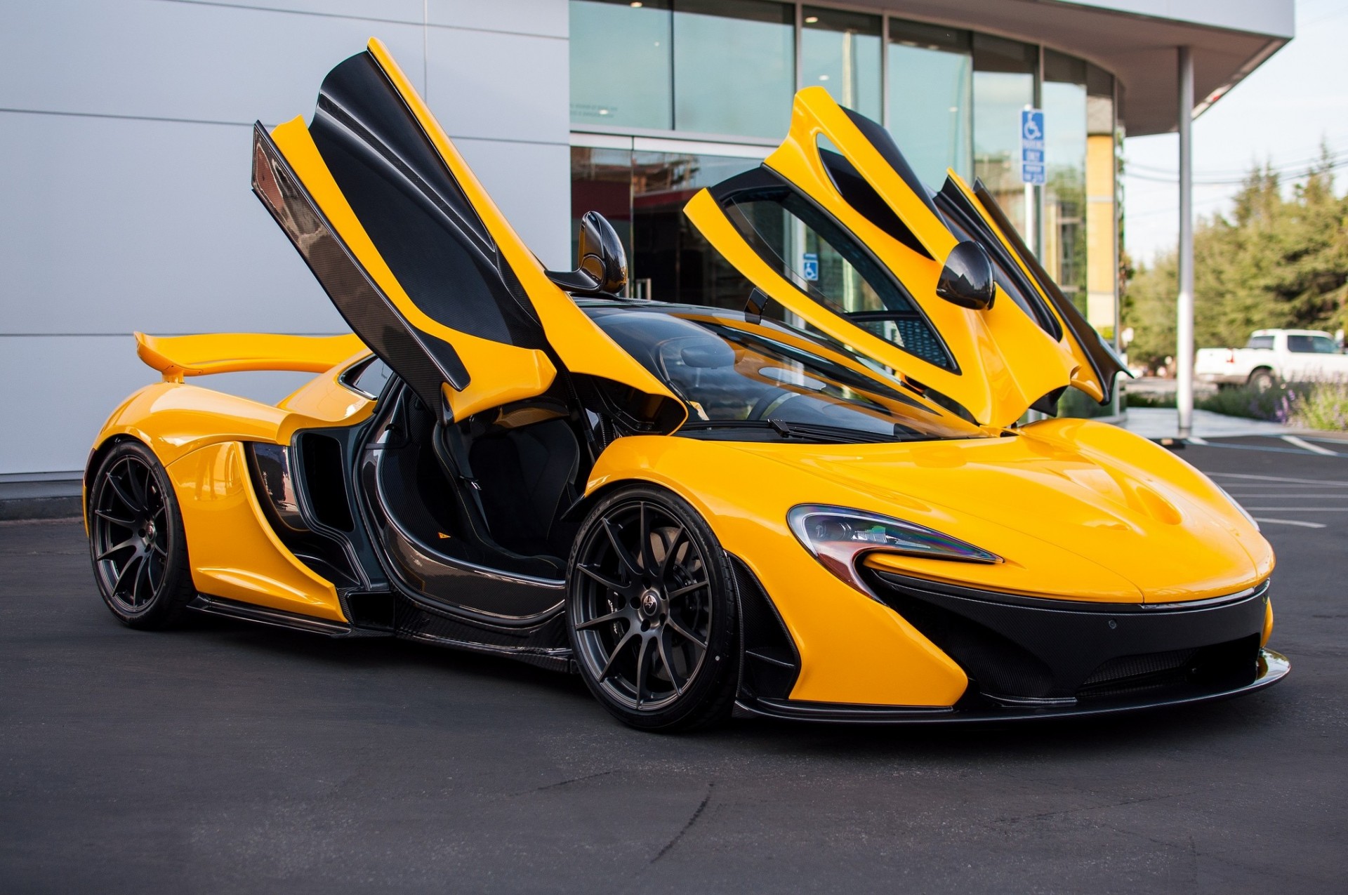 żółty supercar p1 mclaren