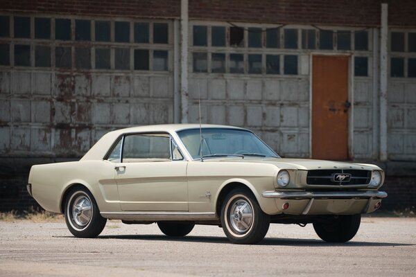 Klassischer Ford 1965 auf der Straße