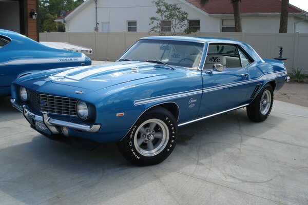 Auto blu. Classico Pony Car