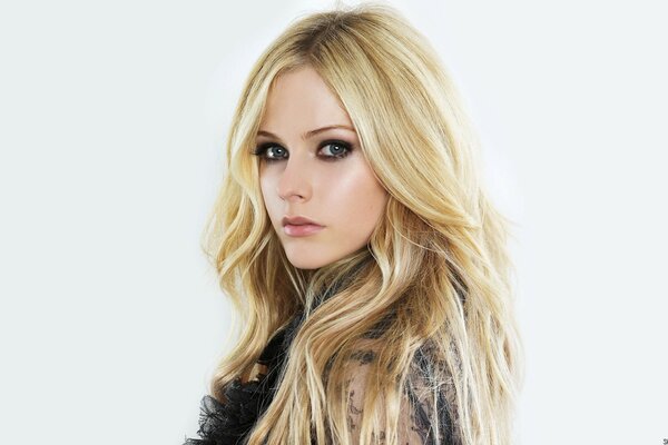 Beauty avril lavigne blonde singer