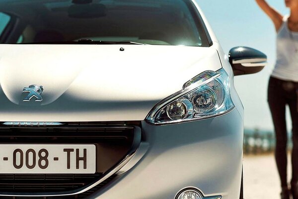 La chica al lado del coche Peugeot