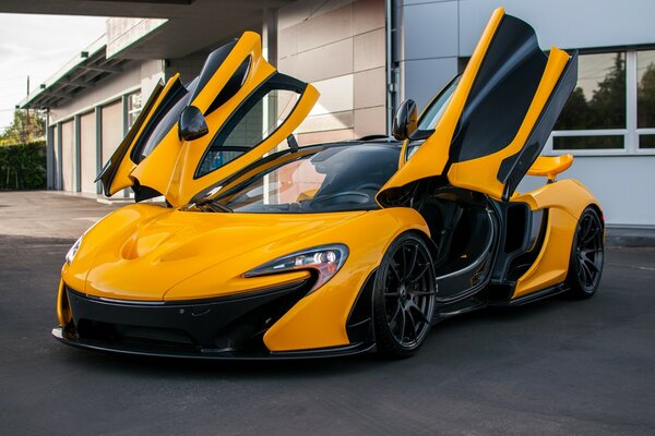 El coche amarillo con negro está en la casa