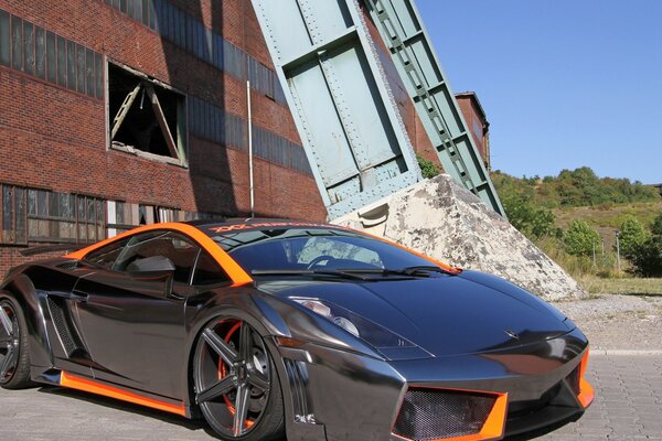 Coche Lamborghini fresco en el fondo de la construcción