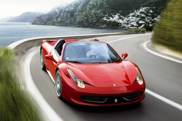 Roter Ferrari auf einer Landstraße